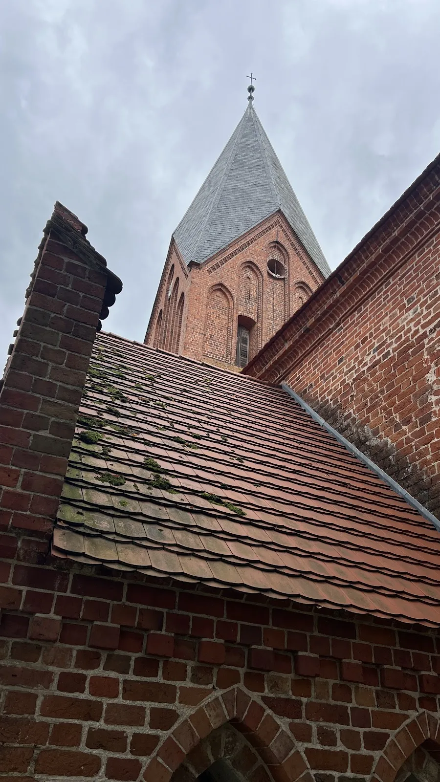 Деревенская церковь Ябель, снаружи