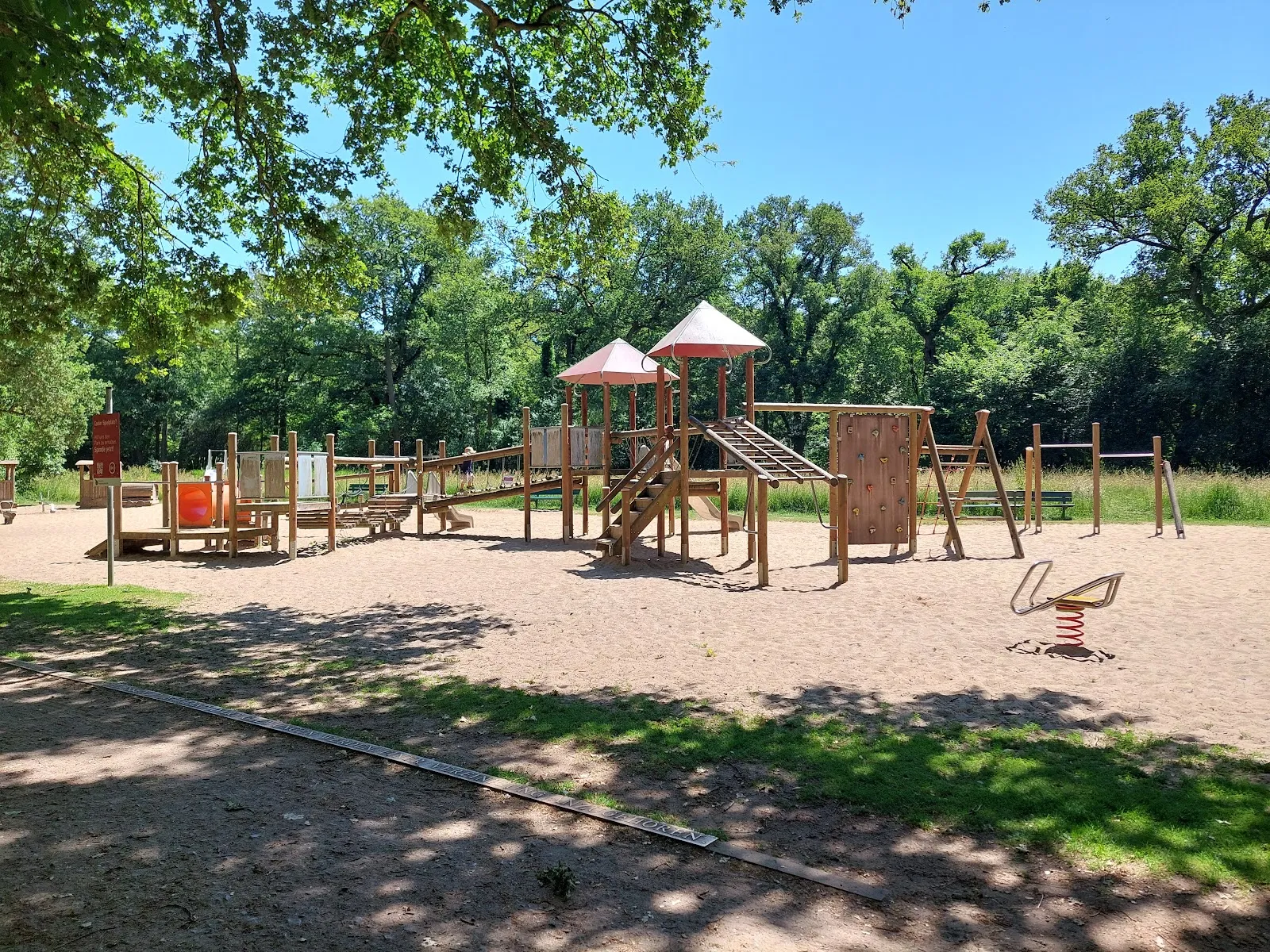 Детская игровая площадка в парке рододендронов Бремена