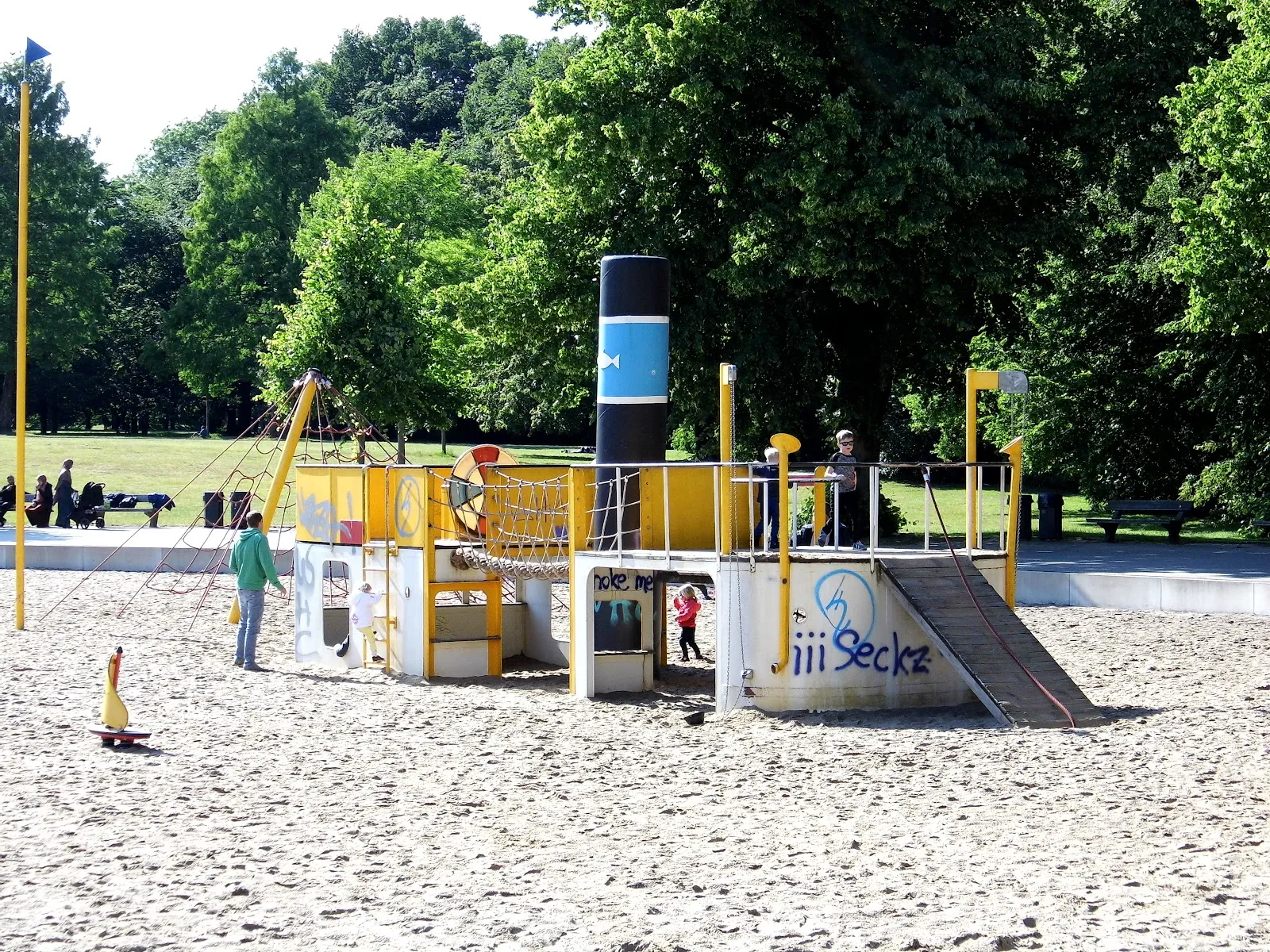 Детская площадка в городском парке