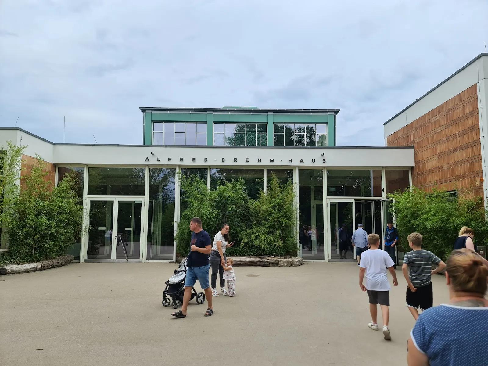 Фасад Дома Альфреда Брема с посетителями