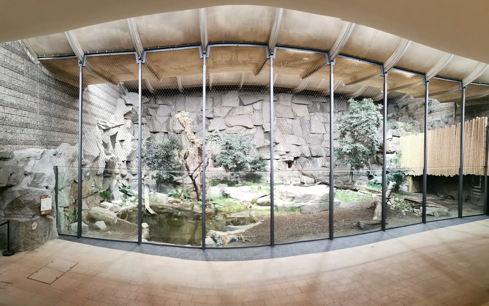 Фасад Дома Альфреда Брема с посетителями