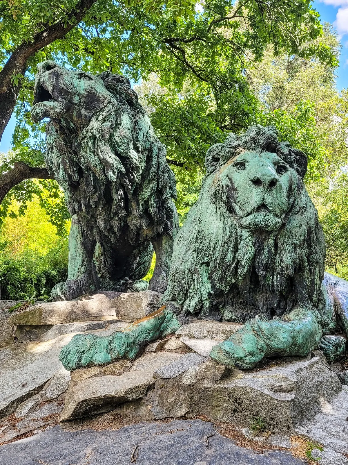 Фасад Дома Альфреда Брема с посетителями