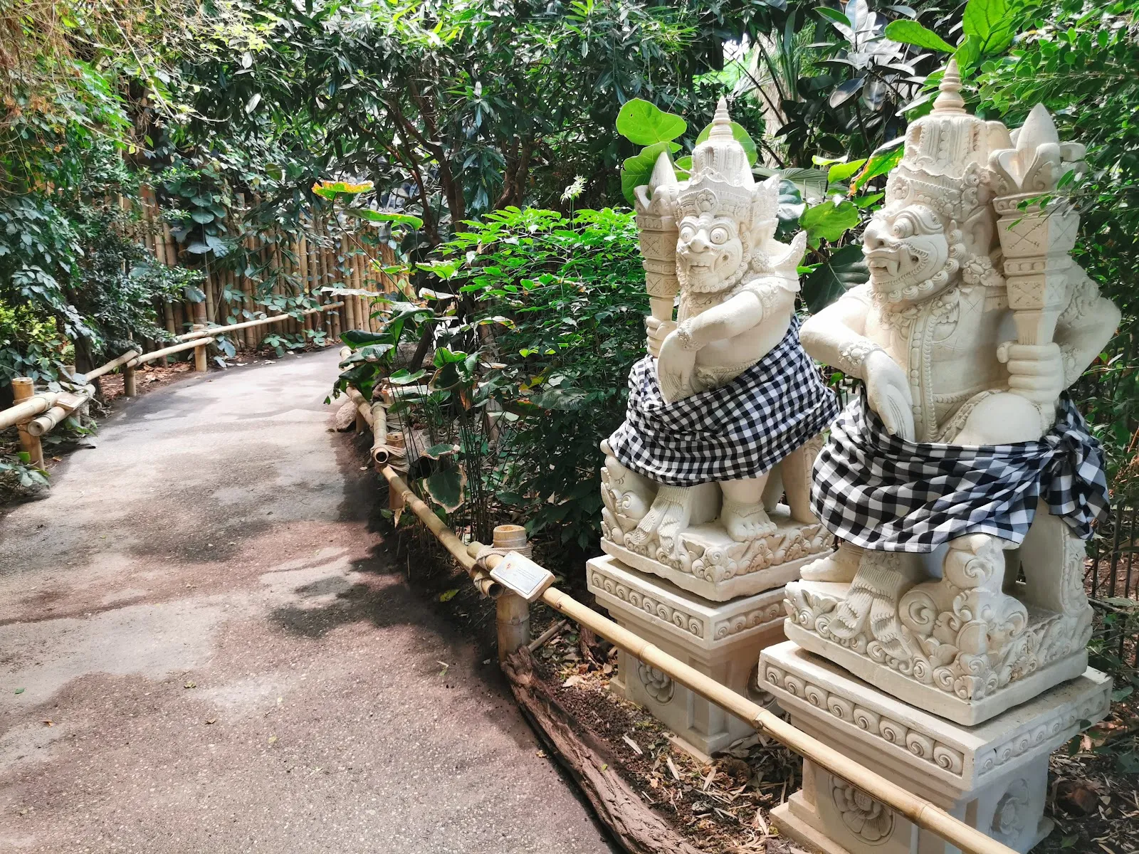 Фасад Дома Альфреда Брема с посетителями