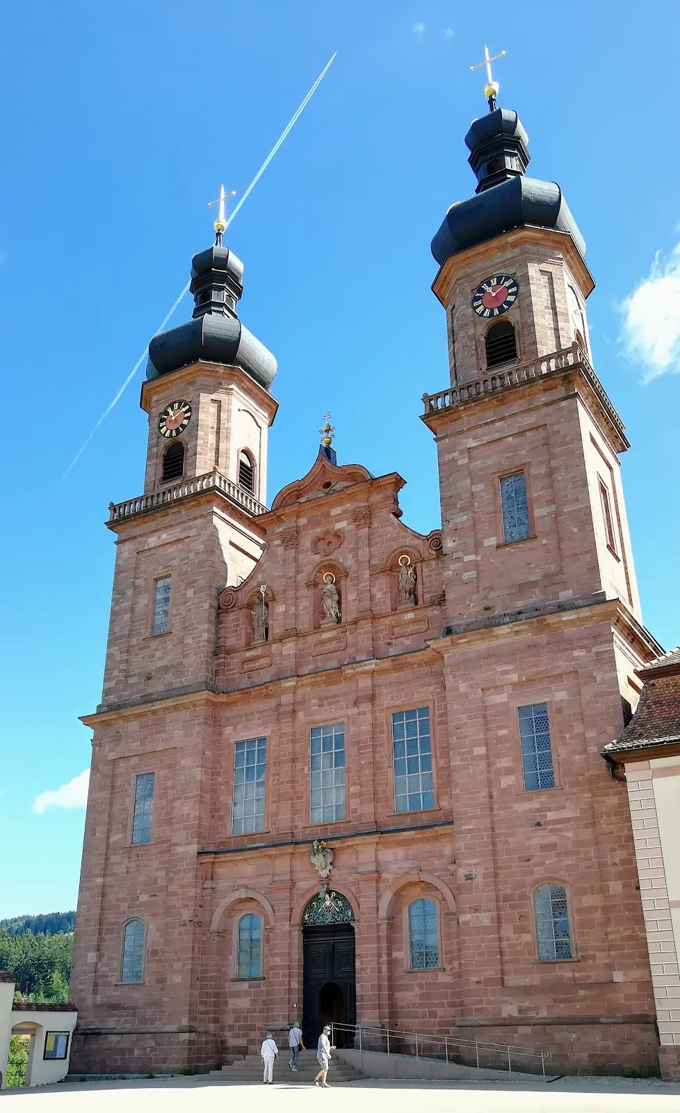 Здание Духовного центра Святого Петра на фоне природы