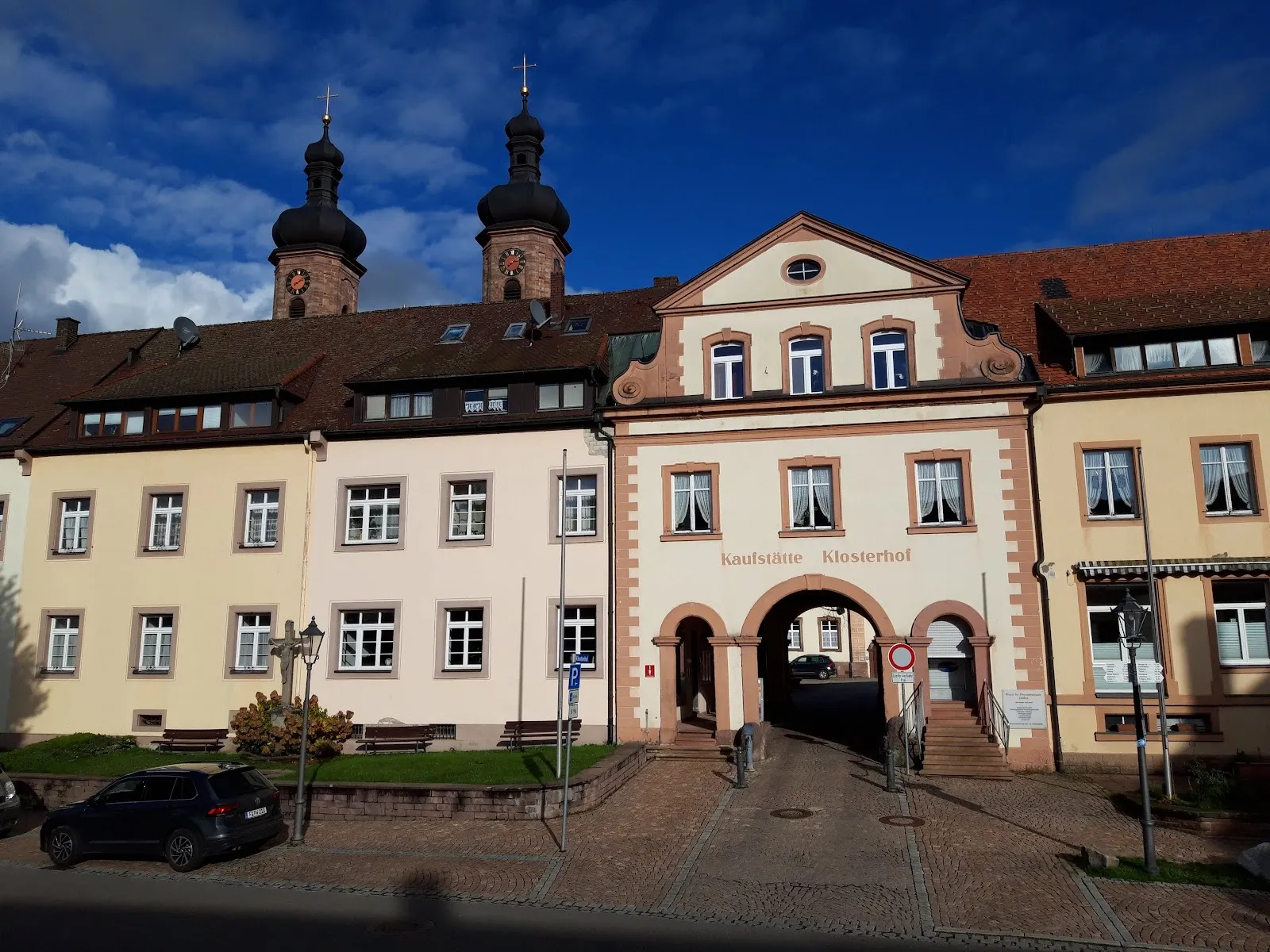 Здание Духовного центра Святого Петра на фоне природы