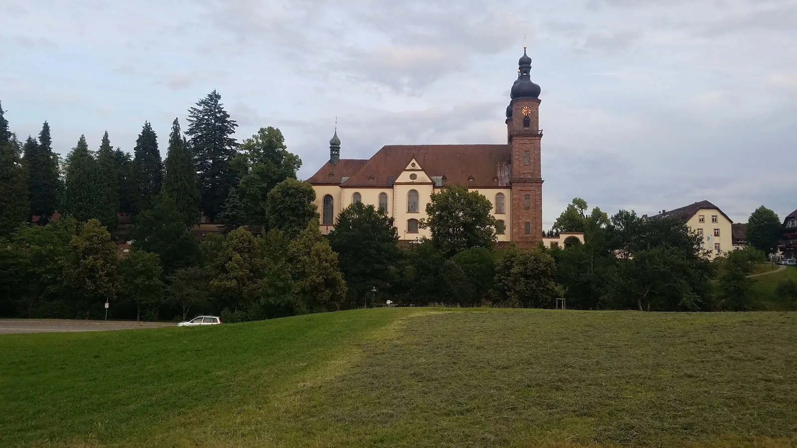 Здание Духовного центра Святого Петра на фоне природы
