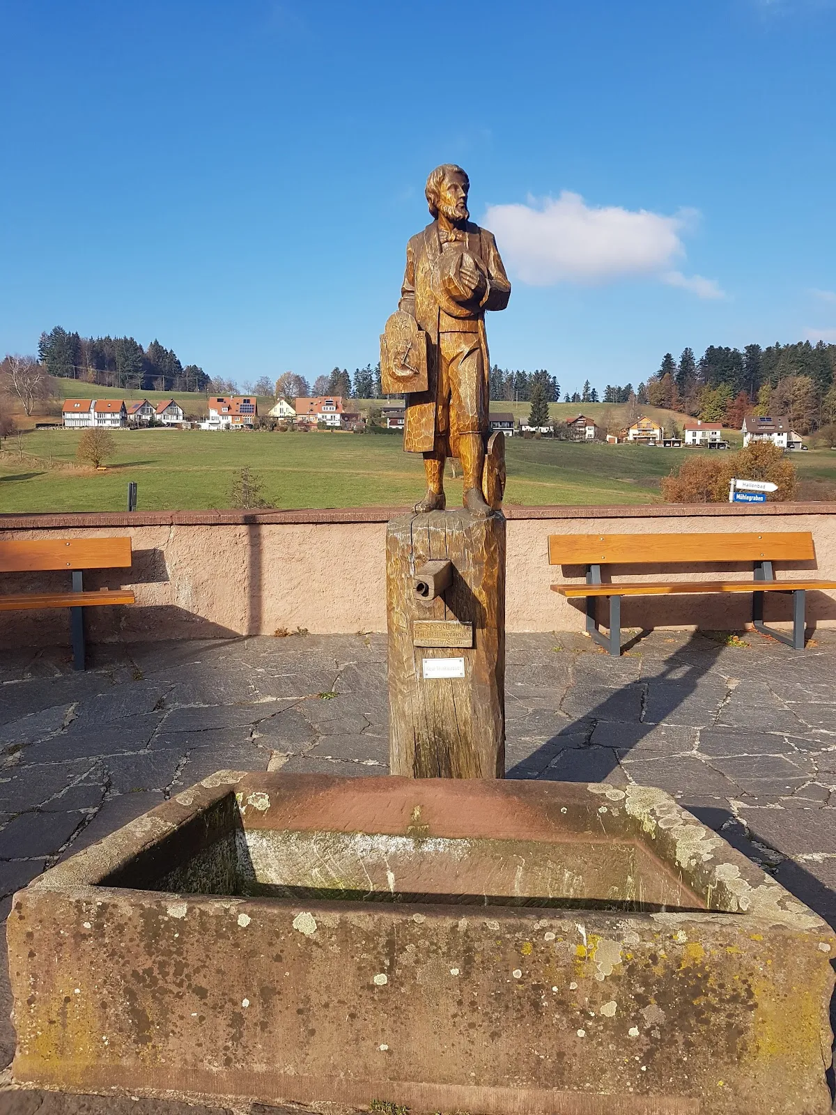 Здание Духовного центра Святого Петра на фоне природы