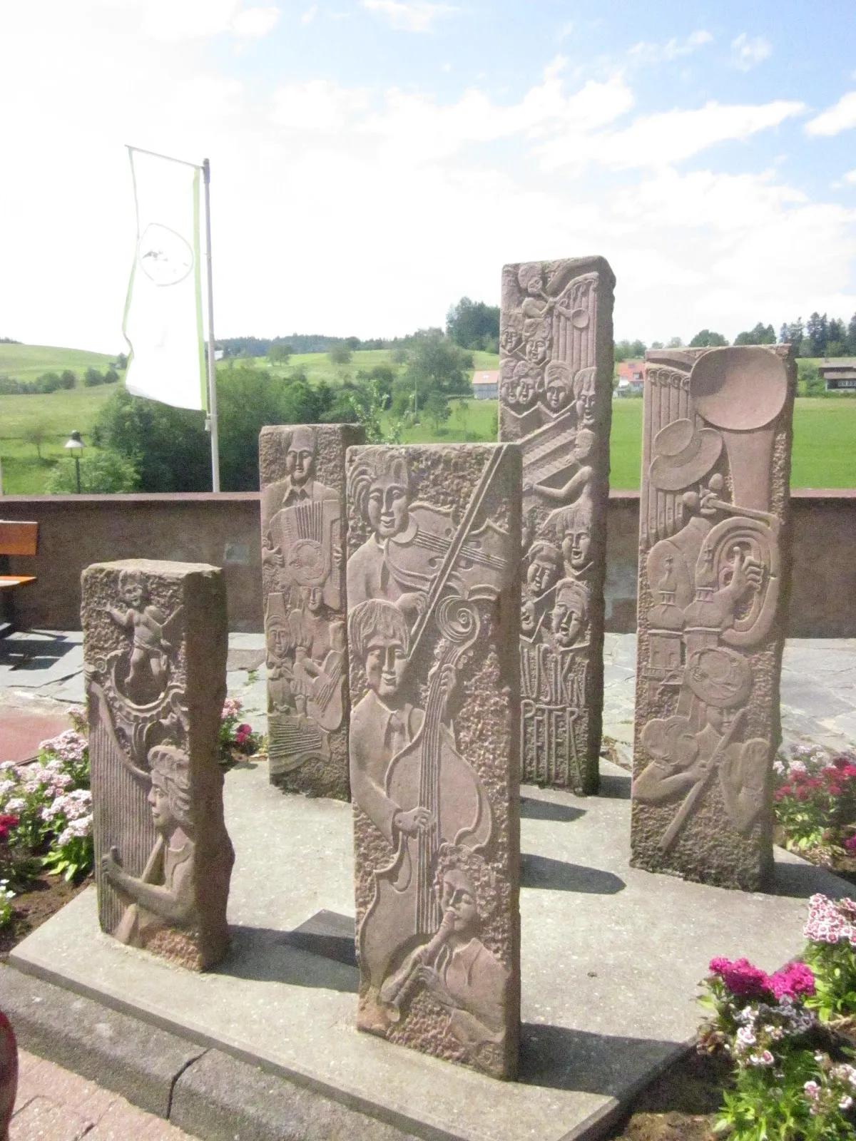 Здание Духовного центра Святого Петра на фоне природы