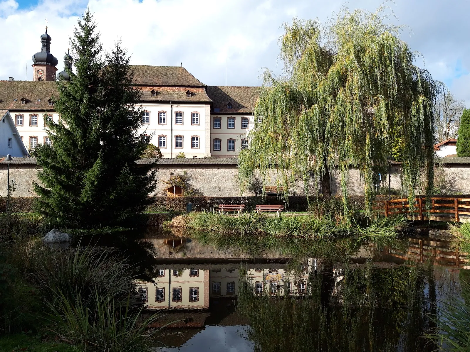 Здание Духовного центра Святого Петра на фоне природы