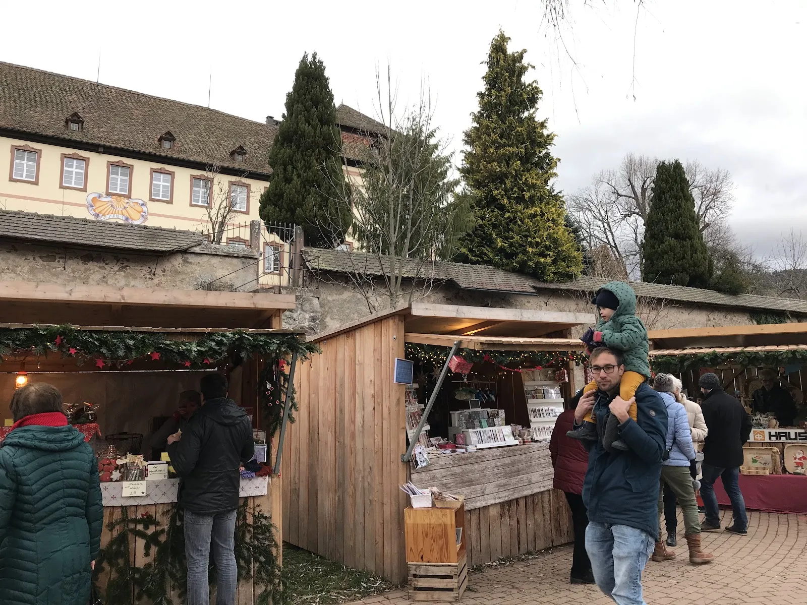 Здание Духовного центра Святого Петра на фоне природы