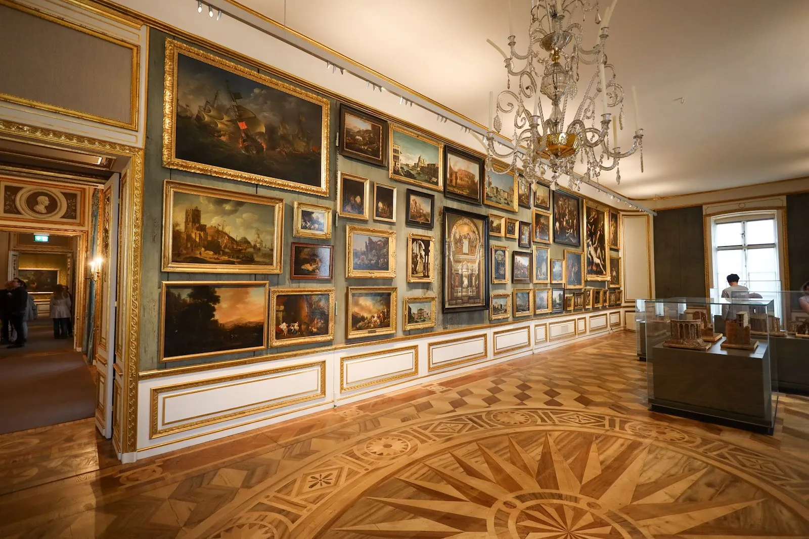 Дворец Людвигслуст, фасад