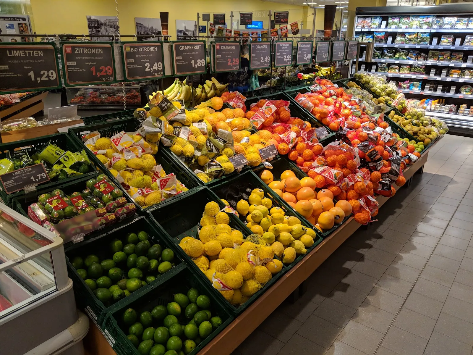 Супермаркет EDEKA Moch в Берлине