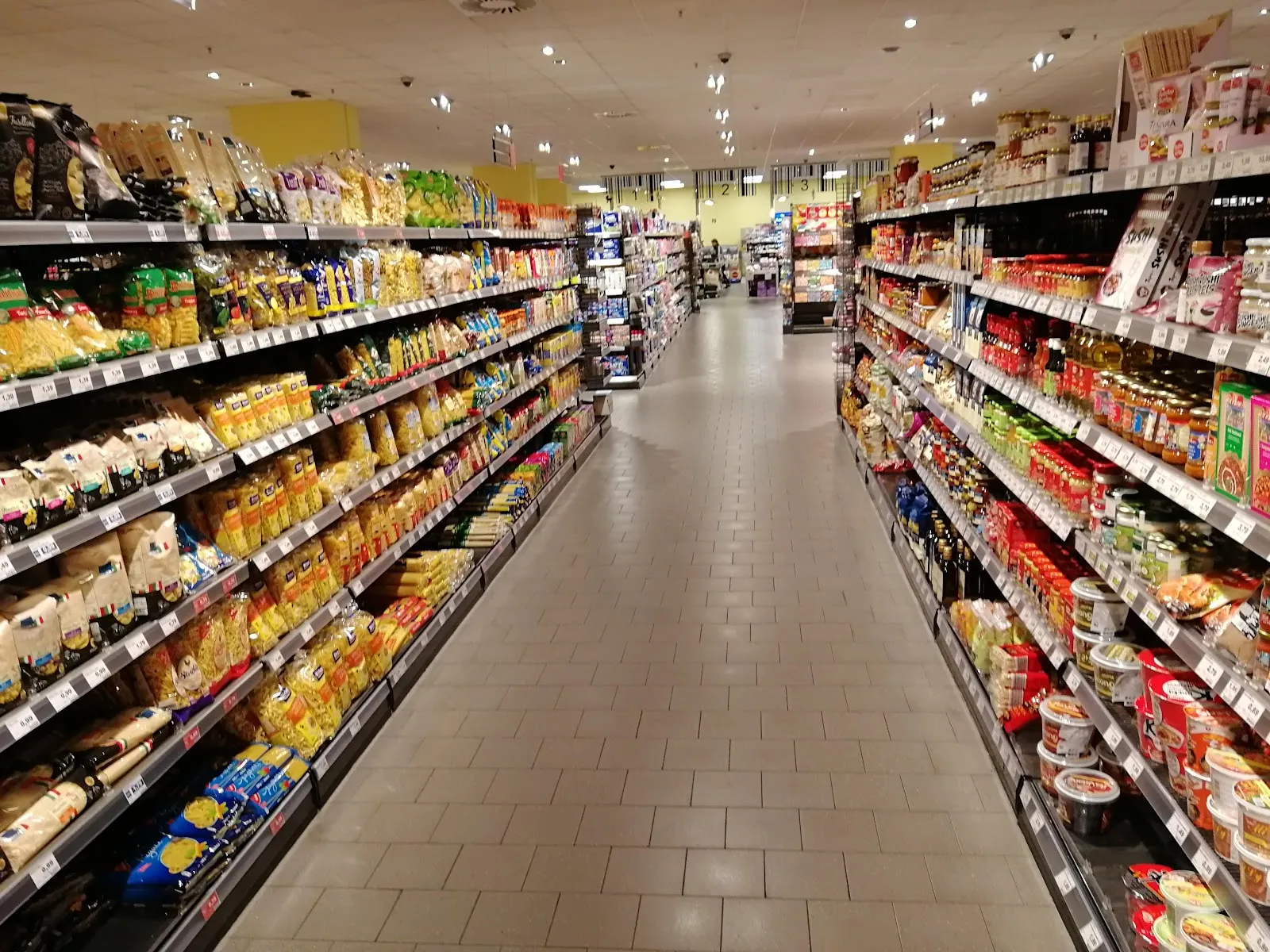 Супермаркет EDEKA Moch в Берлине