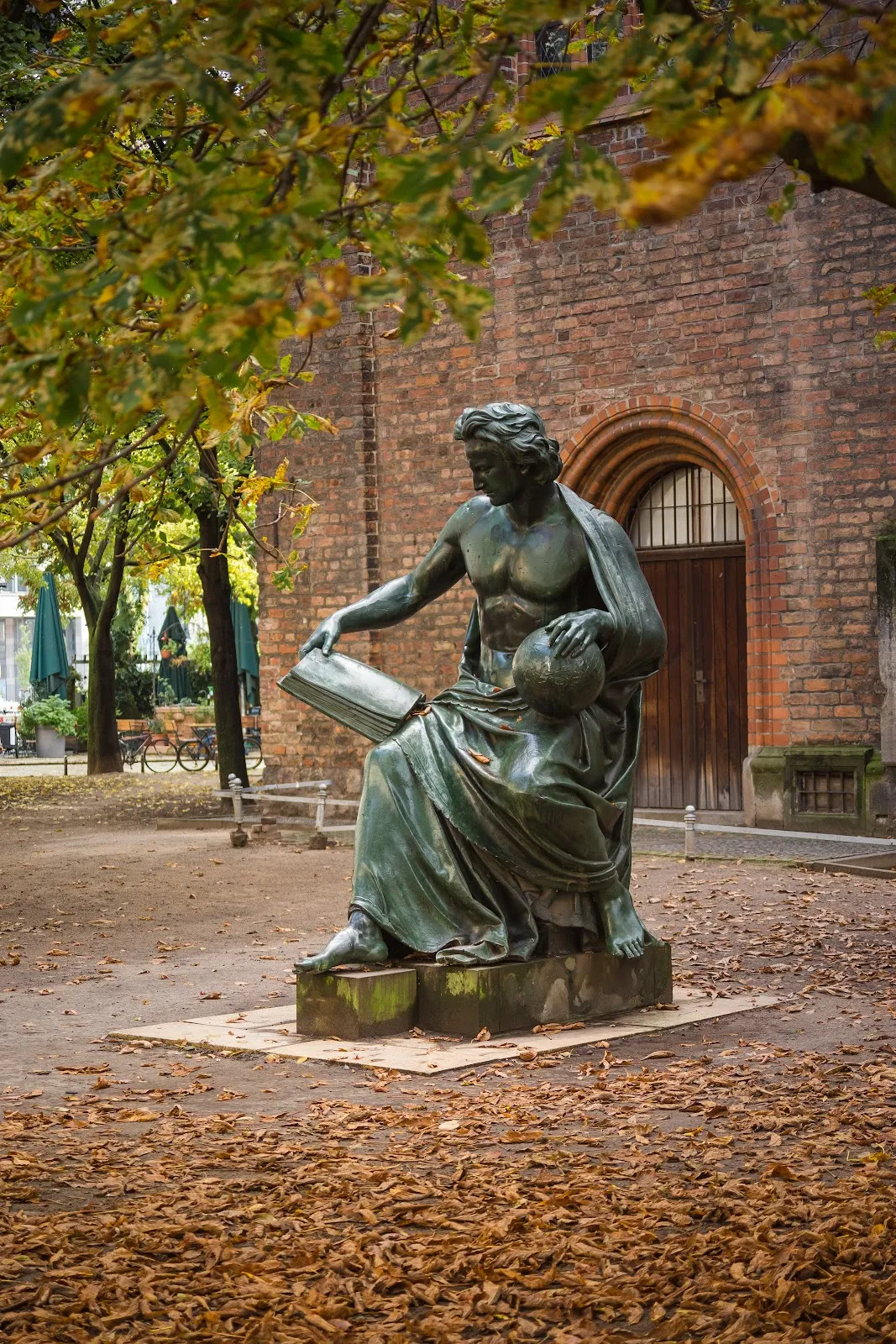 Фигура-аллегория науки