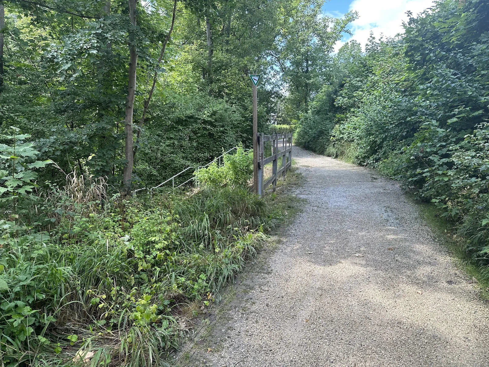 Фонтан Утешителя (Trösterbrunnele) в Кирхгайм-унтер-Тек, Германия, с каменной кладкой и струей воды.