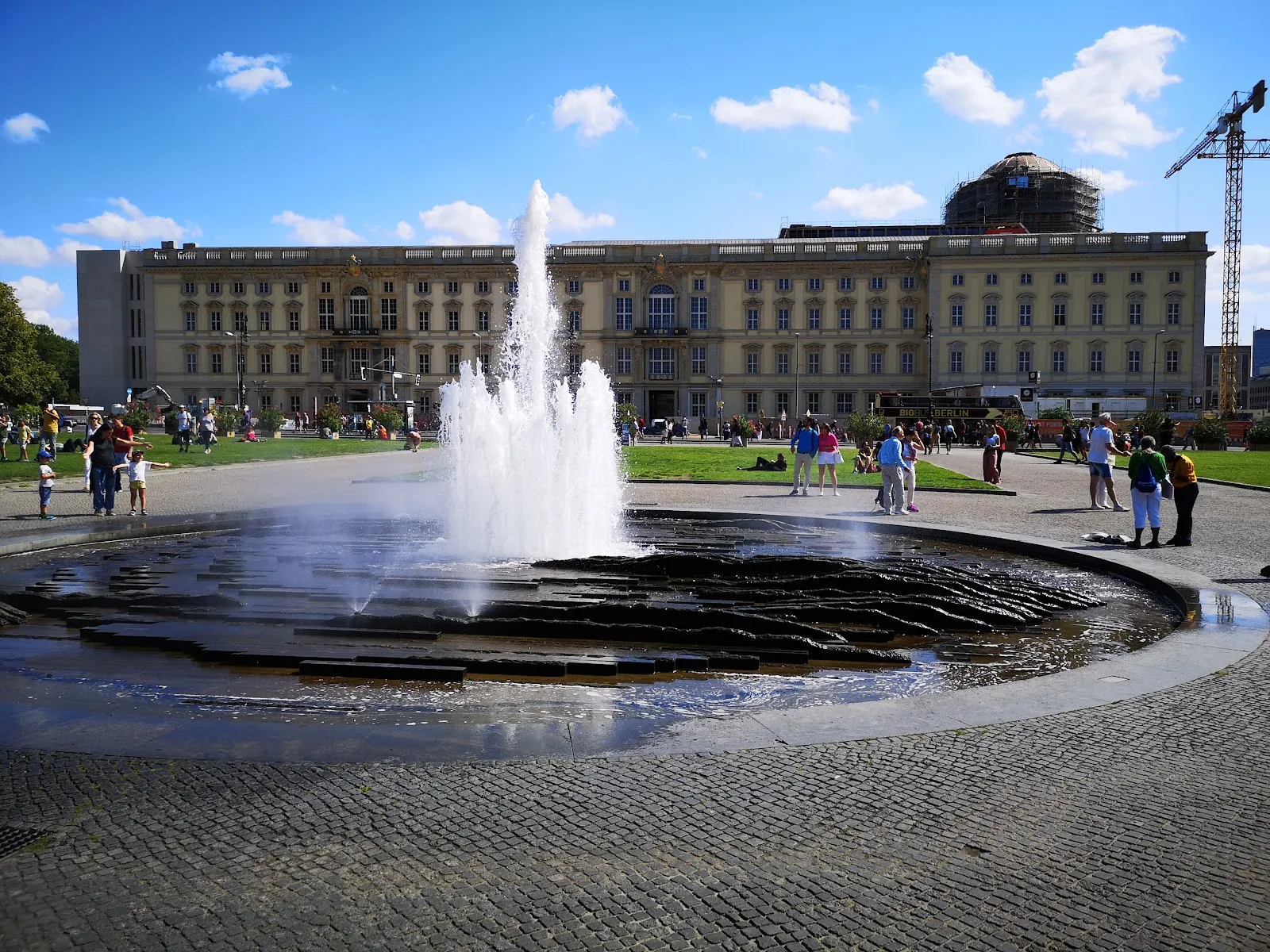 Фонтан в парке Лустгартен в Берлине