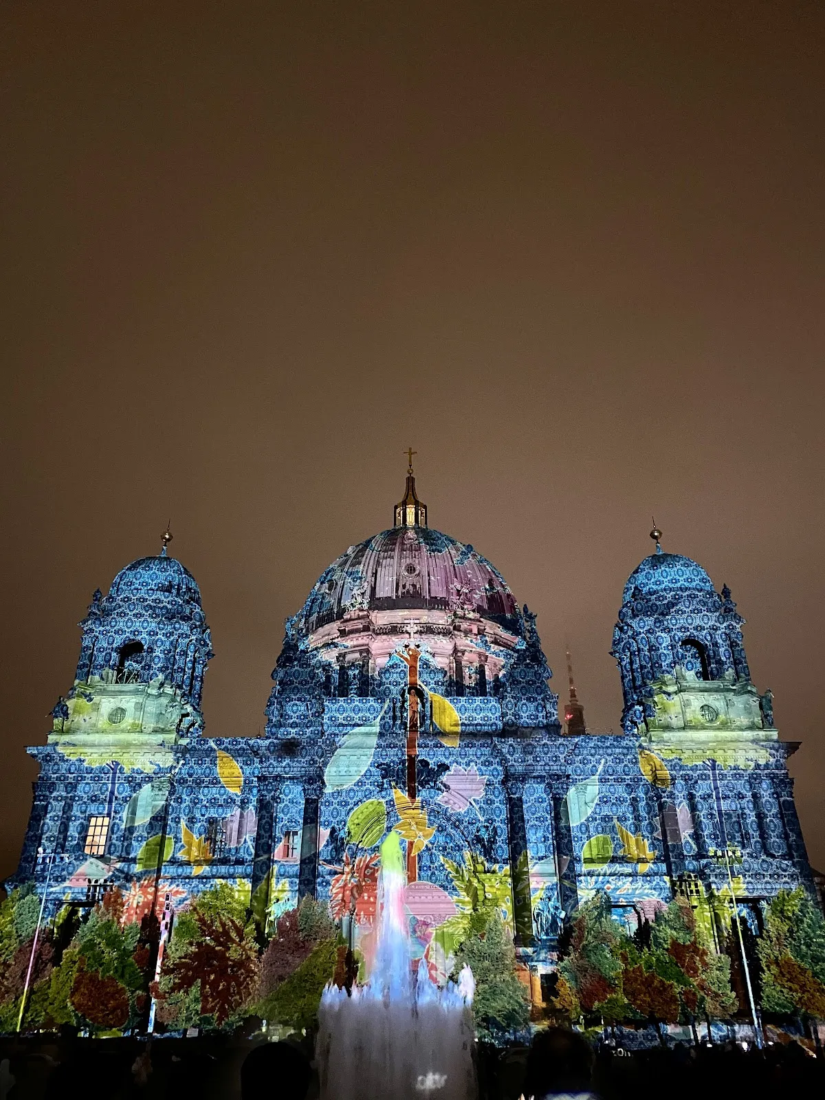 Фонтан в парке Лустгартен в Берлине