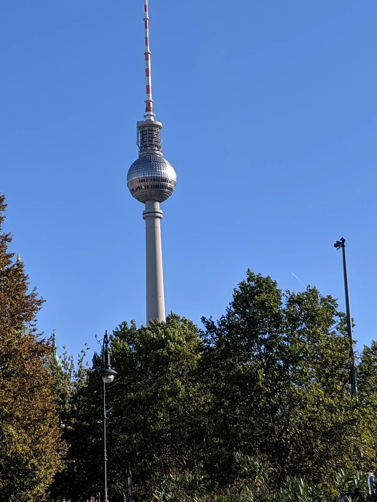 Фонтан в парке Лустгартен в Берлине