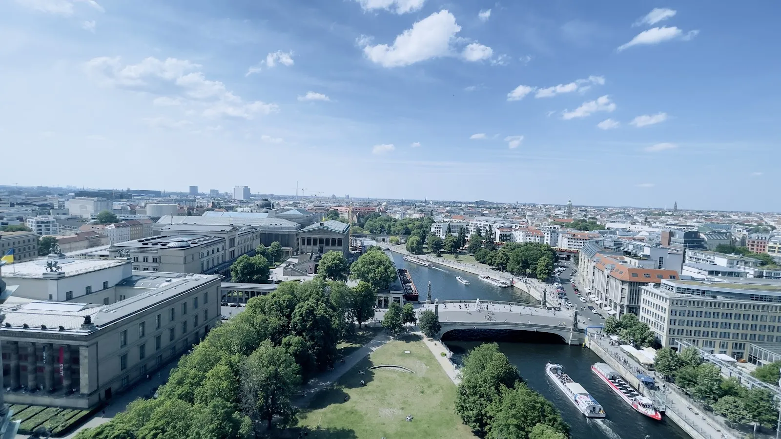 Фонтан в парке Лустгартен в Берлине