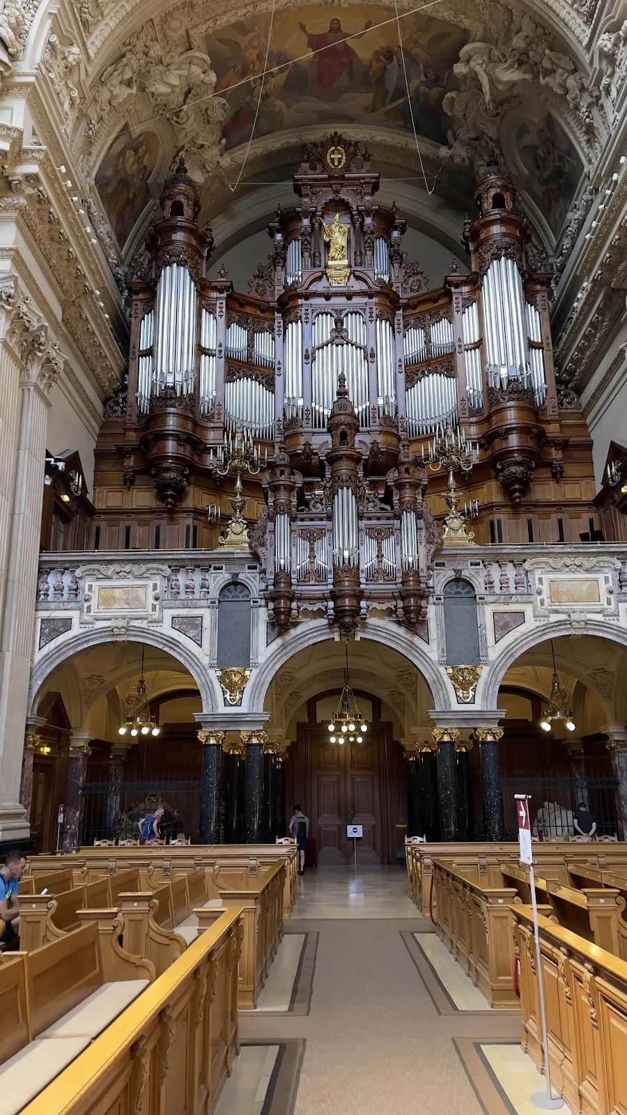 Фонтан в парке Лустгартен в Берлине