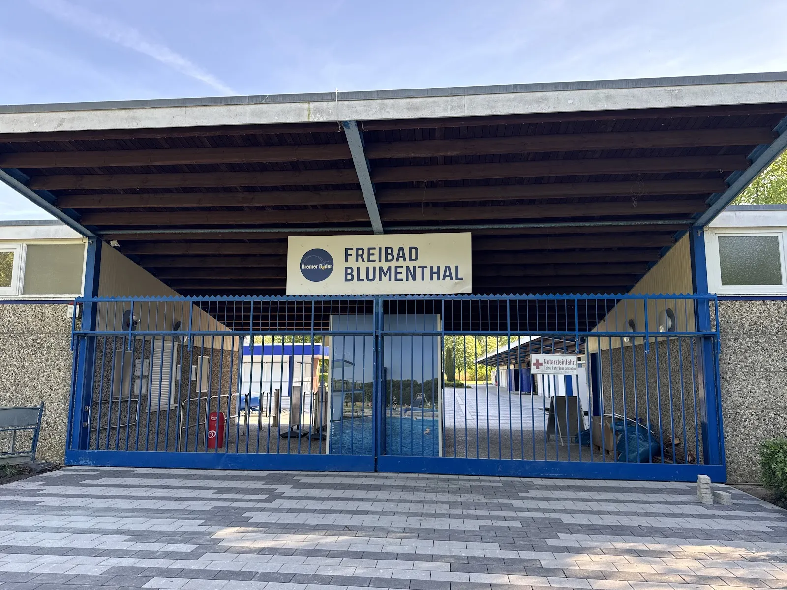 Люди плавают и отдыхают в открытом бассейне Фрайбад Блюменталь