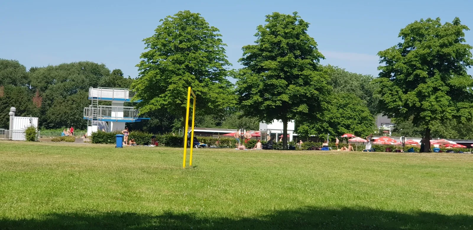 Люди плавают и отдыхают в открытом бассейне Фрайбад Блюменталь