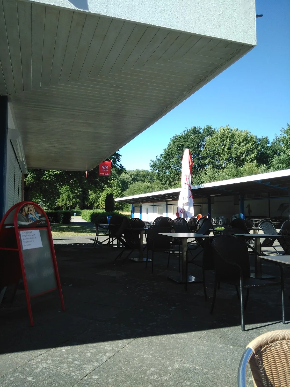 Люди плавают и отдыхают в открытом бассейне Фрайбад Блюменталь