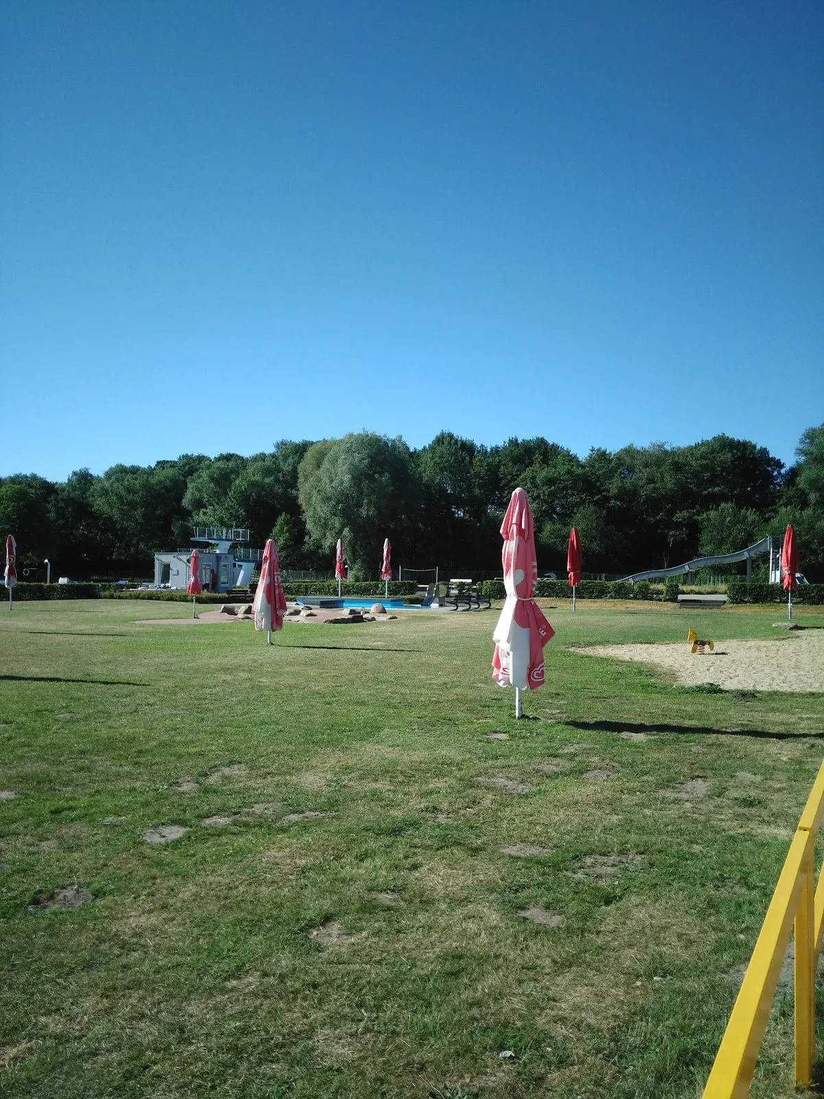 Люди плавают и отдыхают в открытом бассейне Фрайбад Блюменталь