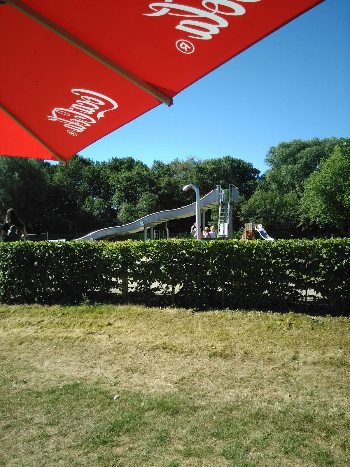 Люди плавают и отдыхают в открытом бассейне Фрайбад Блюменталь