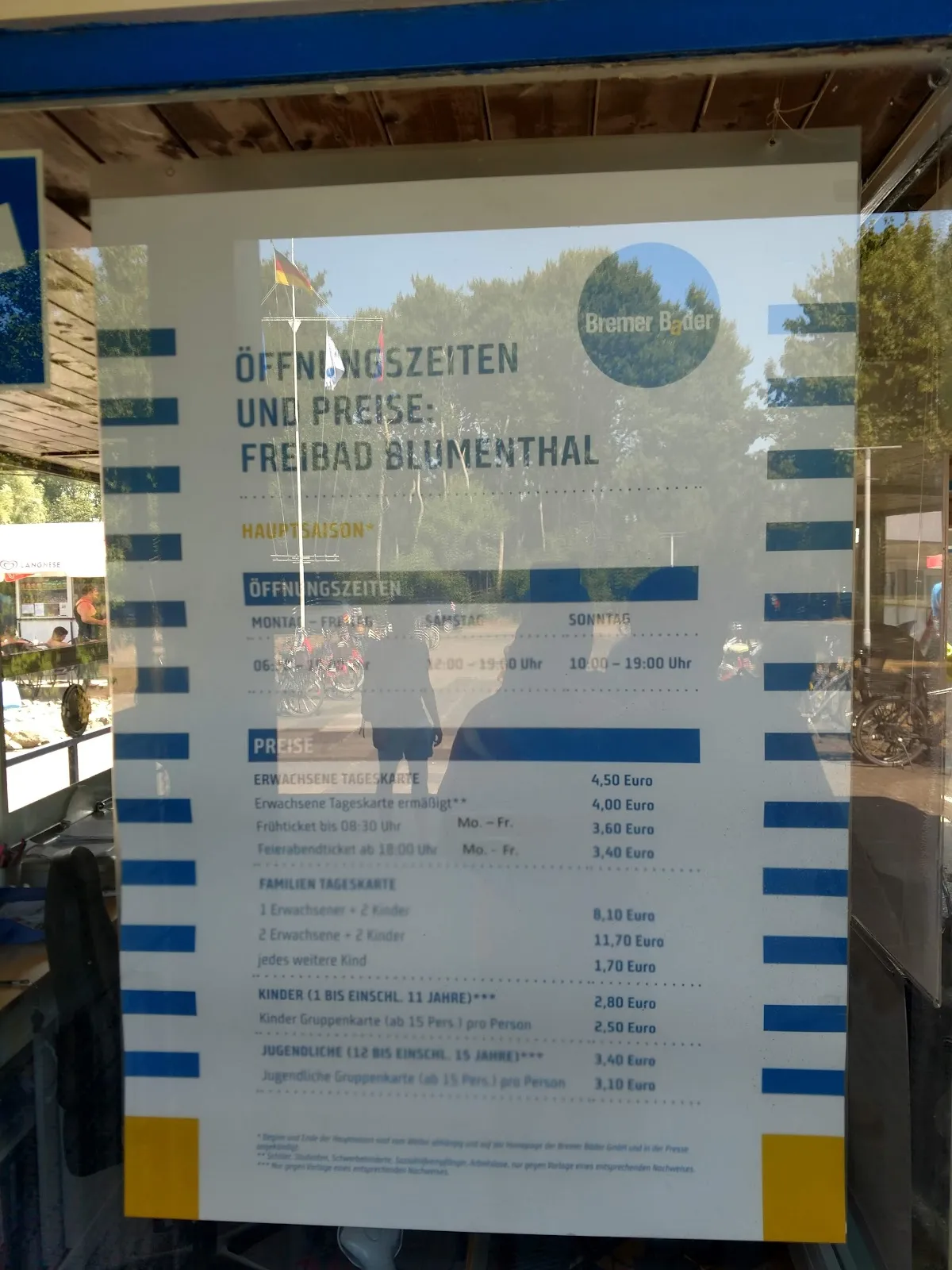 Люди плавают и отдыхают в открытом бассейне Фрайбад Блюменталь