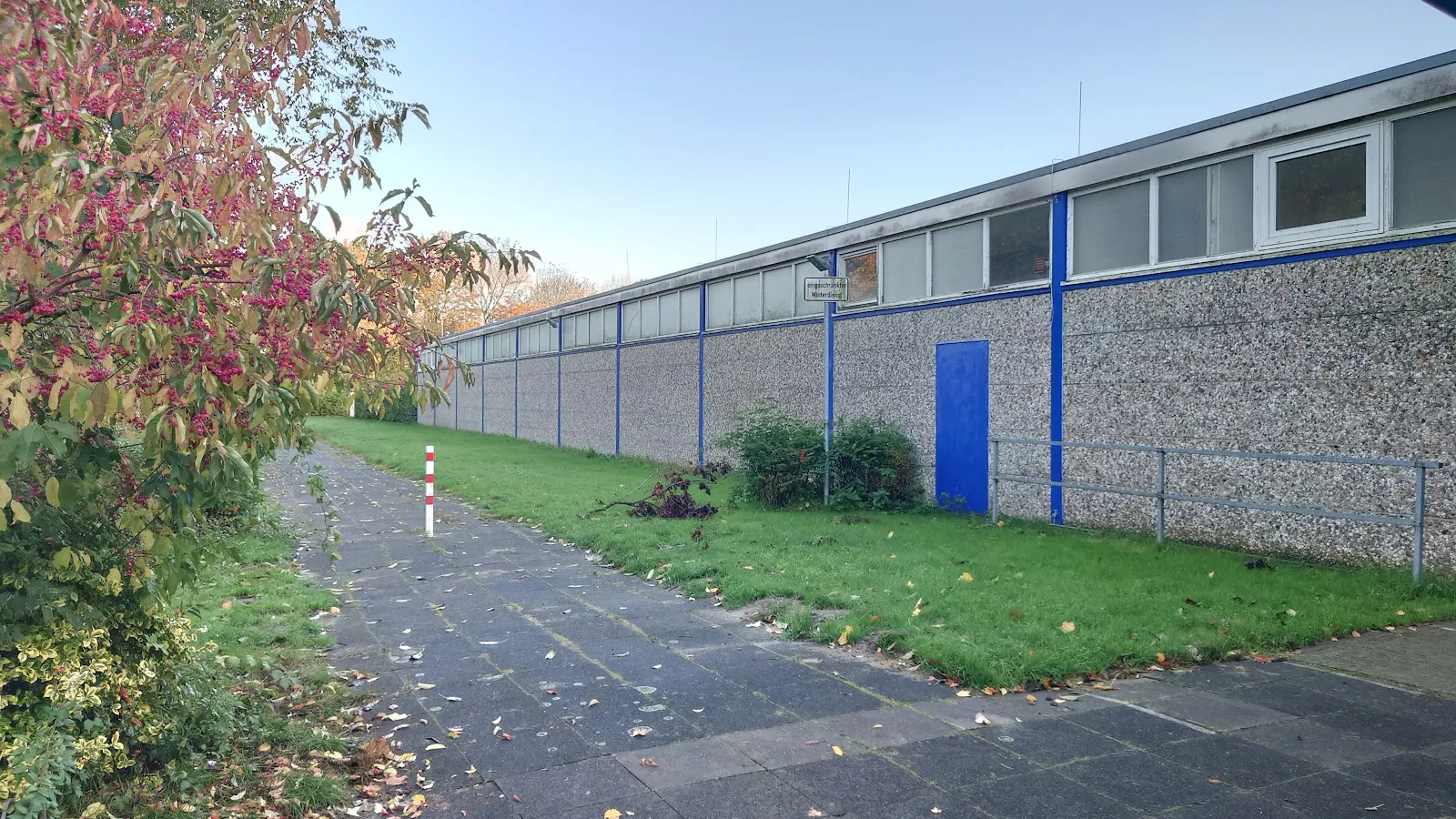 Люди плавают и отдыхают в открытом бассейне Фрайбад Блюменталь