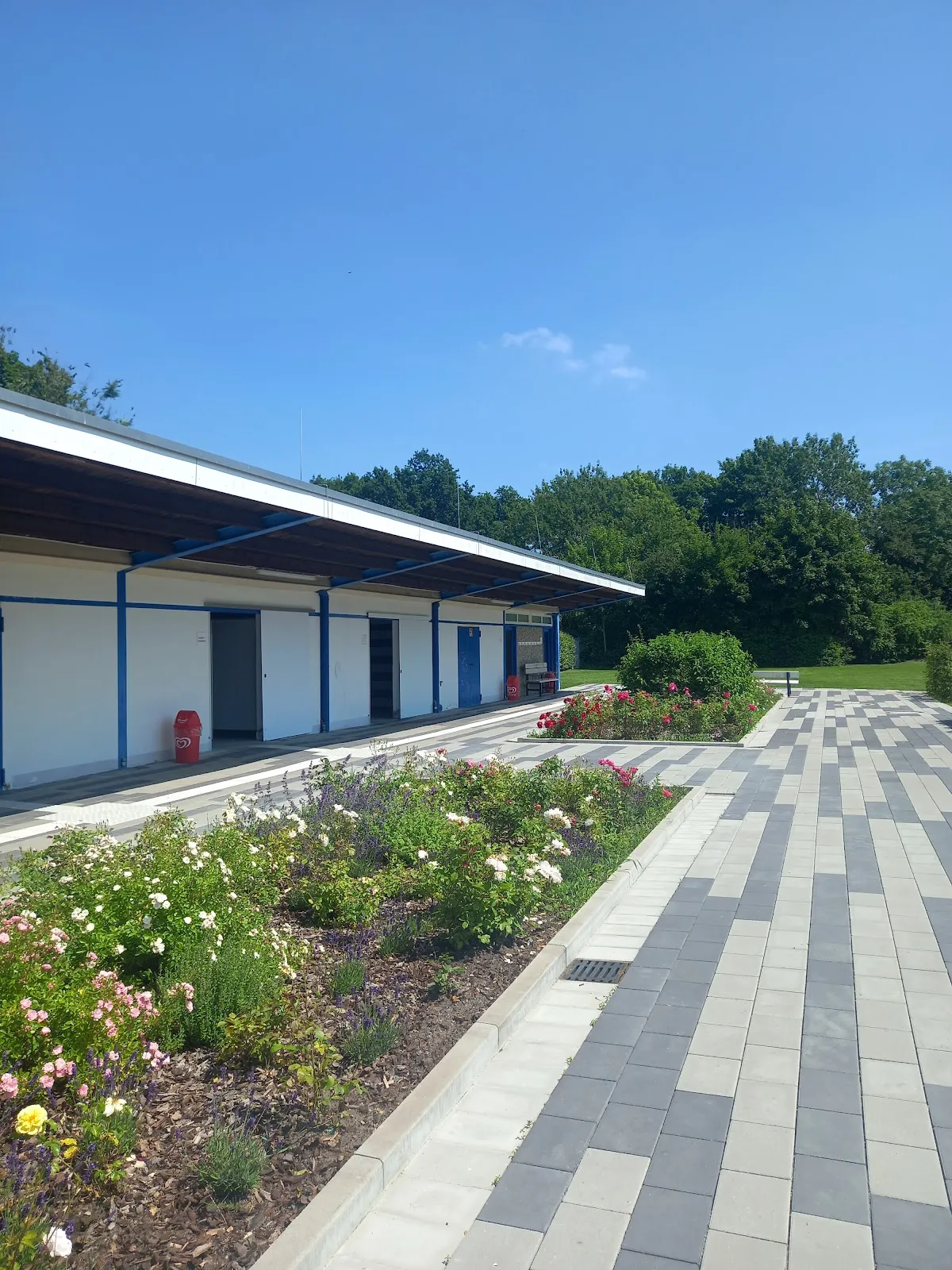 Люди плавают и отдыхают в открытом бассейне Фрайбад Блюменталь