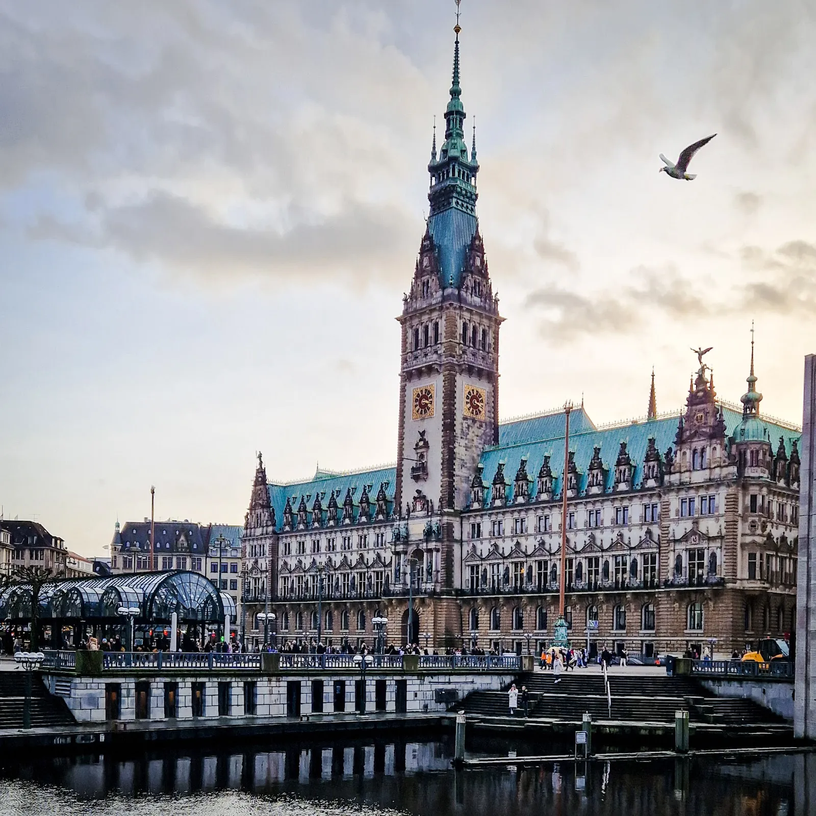 Гамбургская ратуша и Ратушная площадь