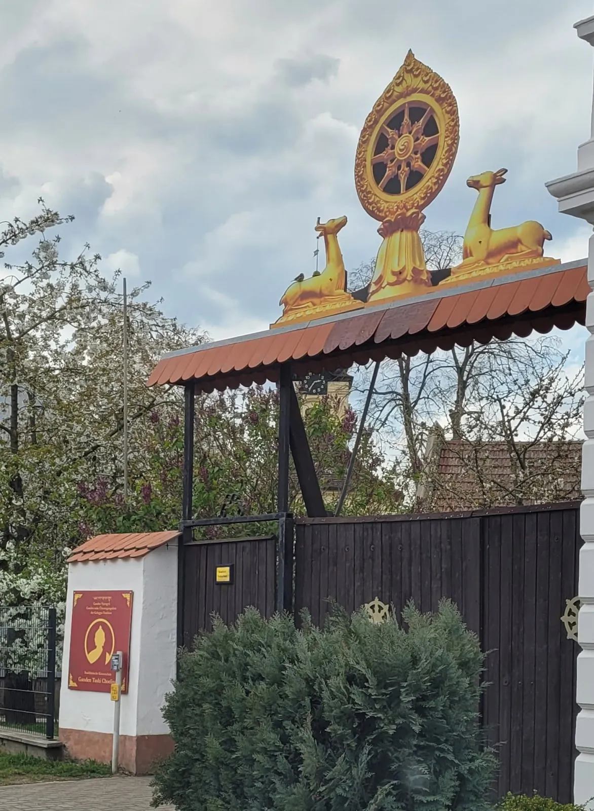 Буддийский монастырь Ганден Таши Чёлинг в Германии