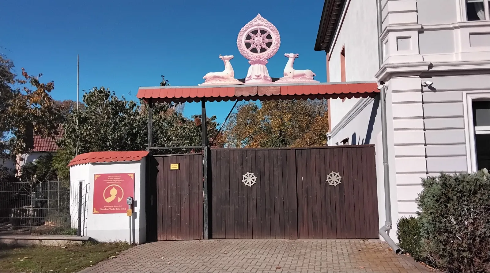 Буддийский монастырь Ганден Таши Чёлинг в Германии