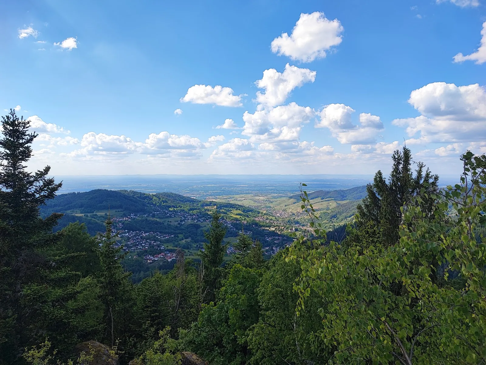 Водопад Гертэльбах, падающий по скалам, окруженный зеленью.