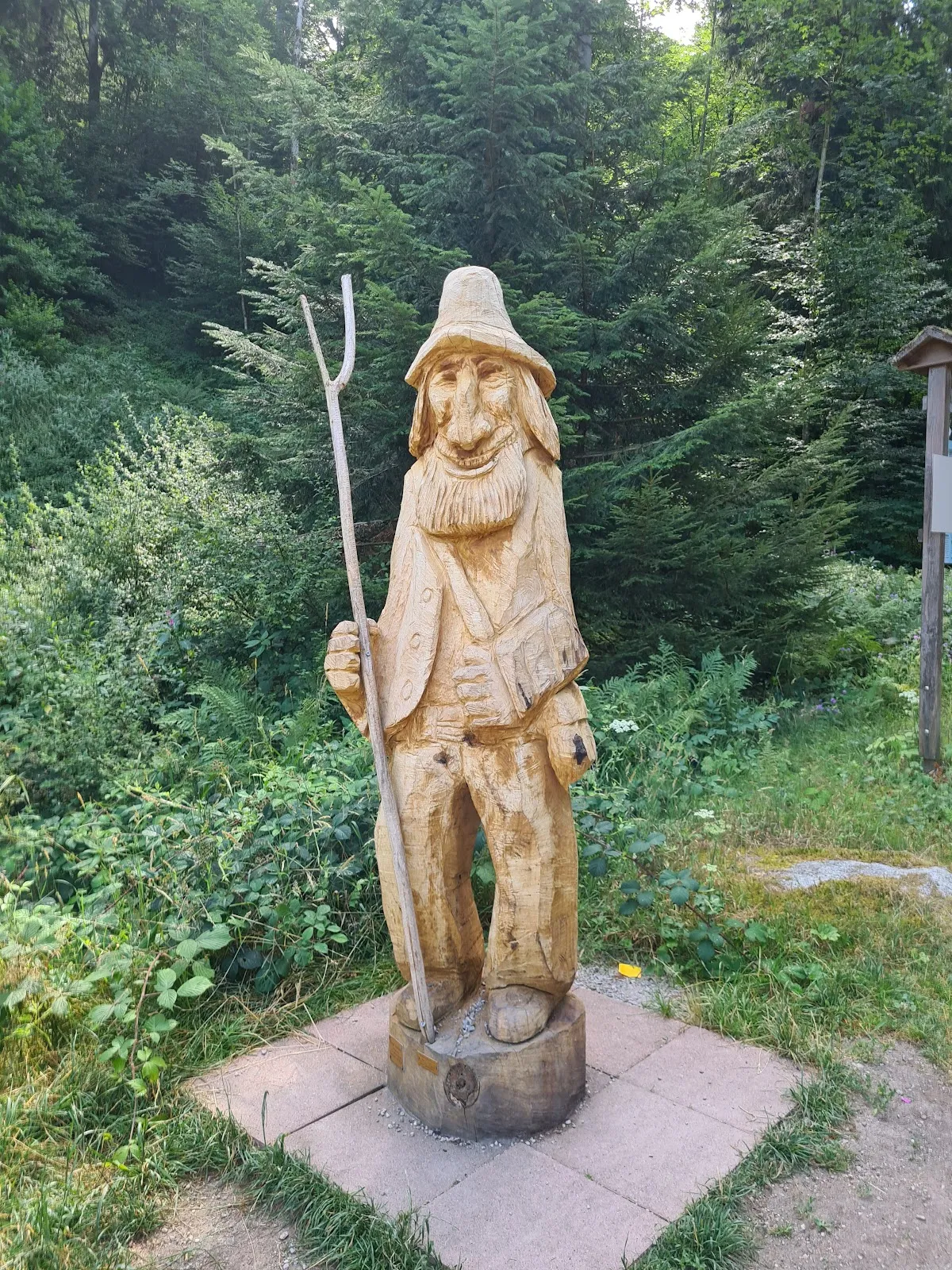 Водопад Гертэльбах, падающий по скалам, окруженный зеленью.