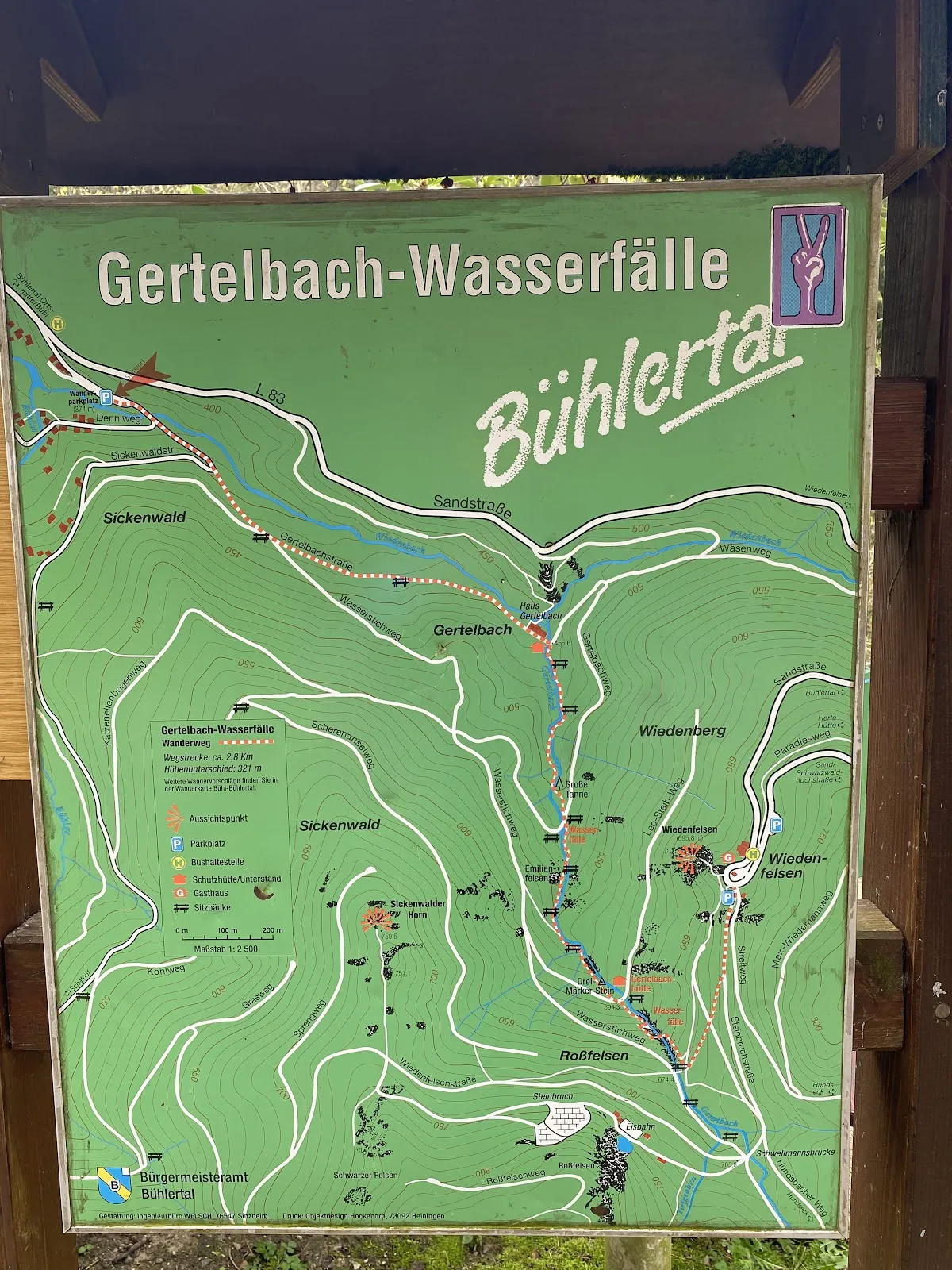 Водопад Гертэльбах, падающий по скалам, окруженный зеленью.