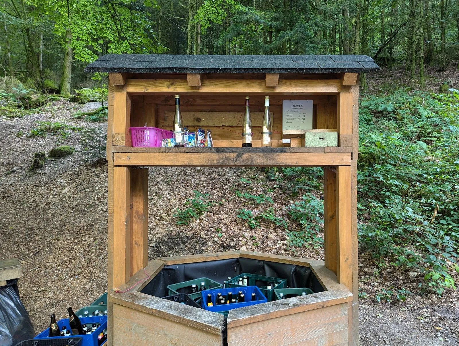 Водопад Гертэльбах, падающий по скалам, окруженный зеленью.