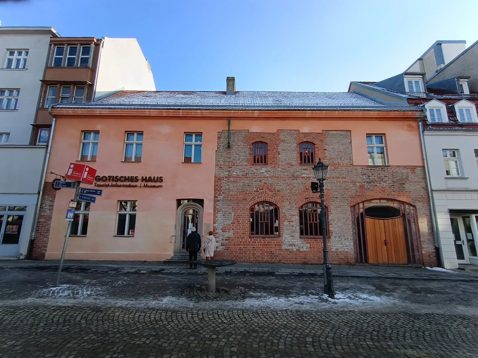 Готический дом