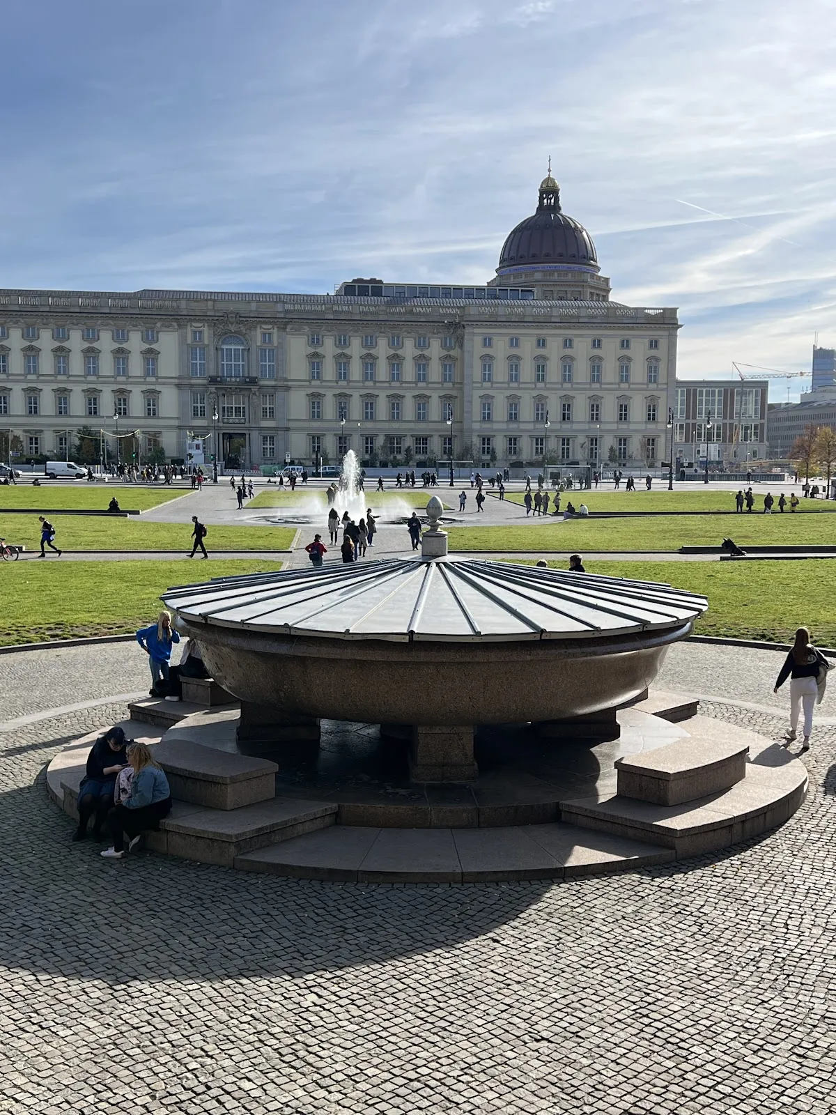 Гранитная чаша в парке Люстгартен, Берлин