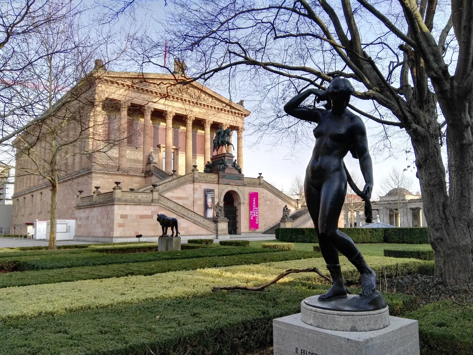 Гранитная чаша в парке Люстгартен, Берлин