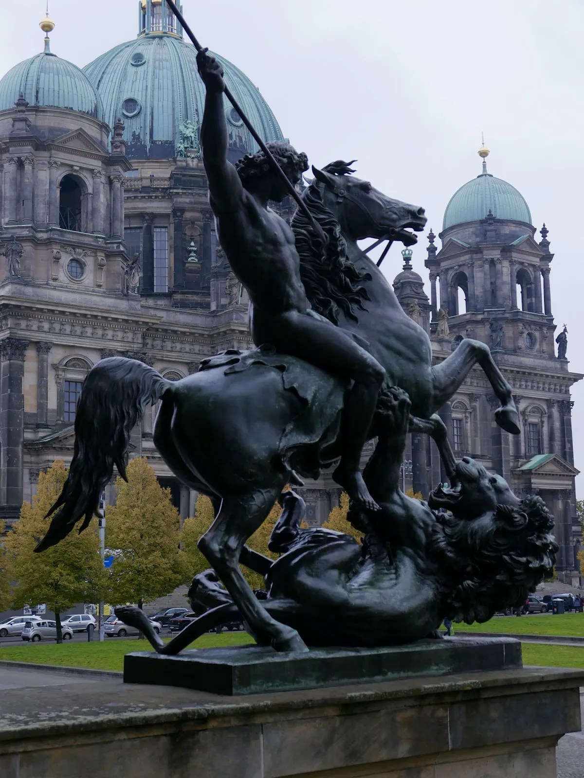 Гранитная чаша в парке Люстгартен, Берлин