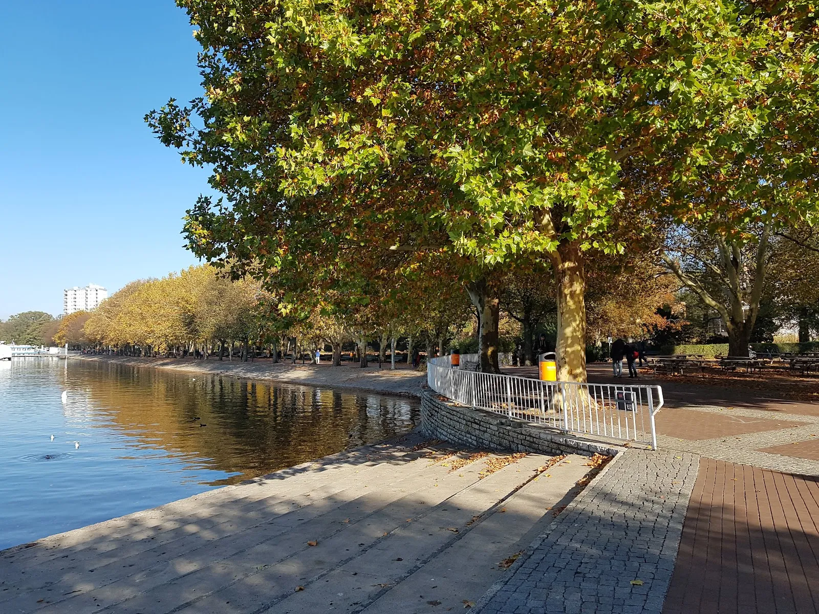 Вид на Гринвичскую набережную в Берлине с озером