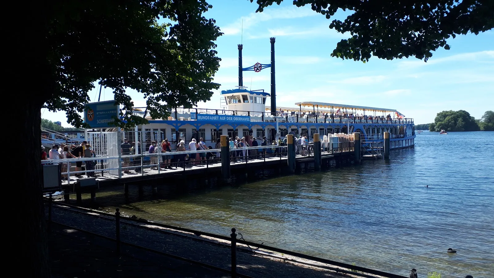 Вид на Гринвичскую набережную в Берлине с озером