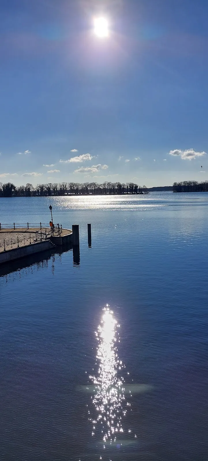 Вид на Гринвичскую набережную в Берлине с озером