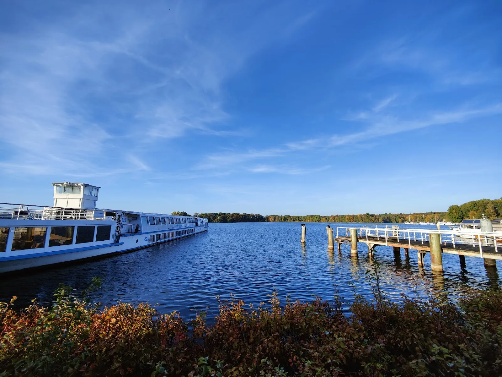 Вид на Гринвичскую набережную в Берлине с озером