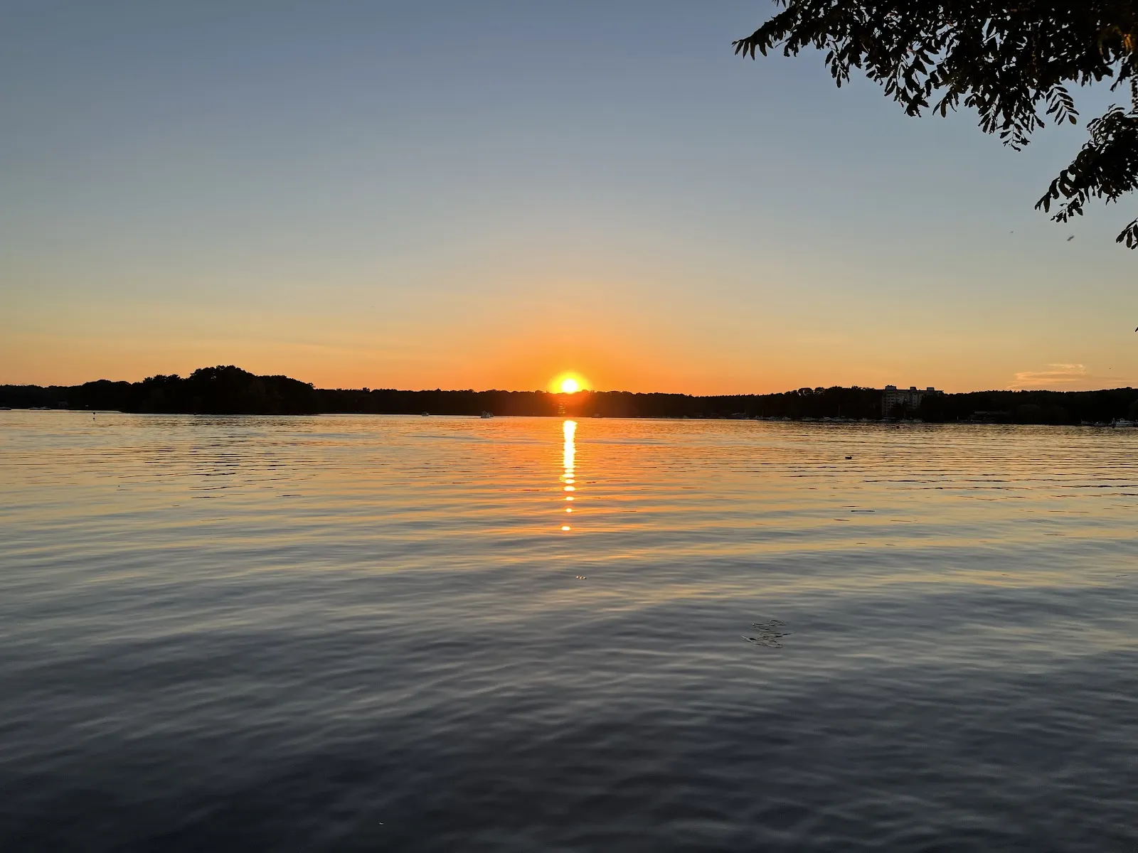 Вид на Гринвичскую набережную в Берлине с озером