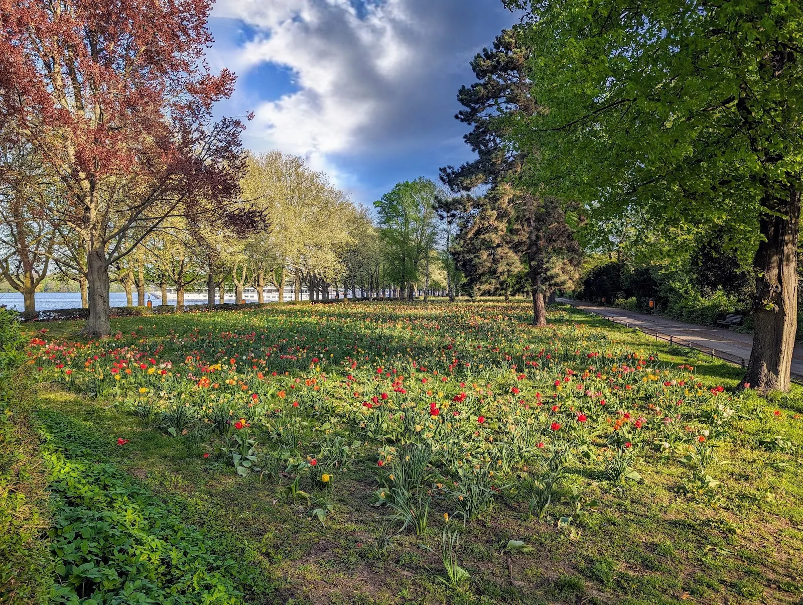 Вид на Гринвичскую набережную в Берлине с озером