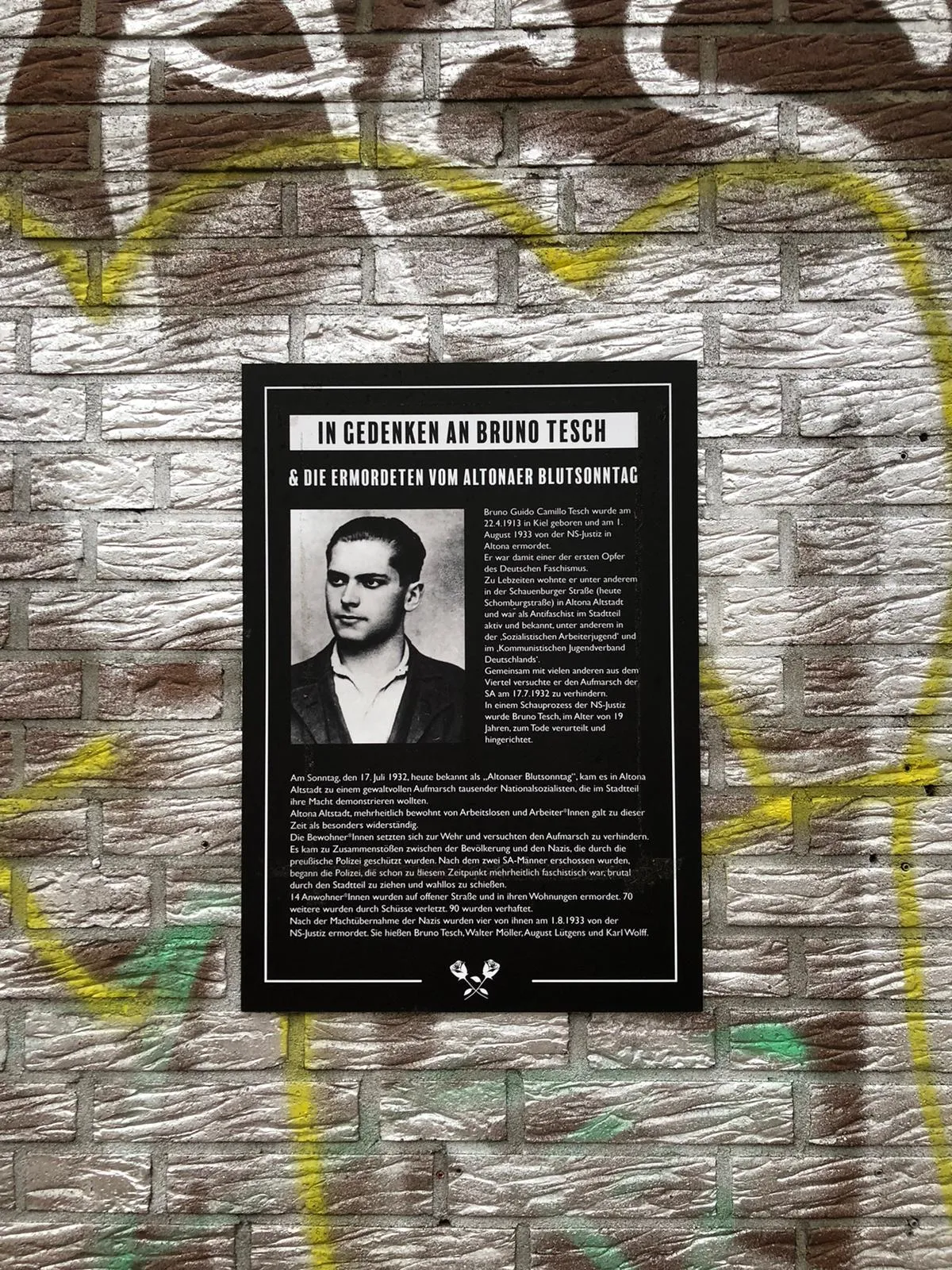 Улица Гроссе Бергштрассе в Гамбурге с зданиями и пешеходами.